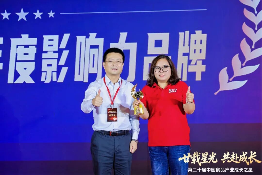 登顶椰子水品类冠军!轻上全渠道精耕,领航健康潮饮新纪元!