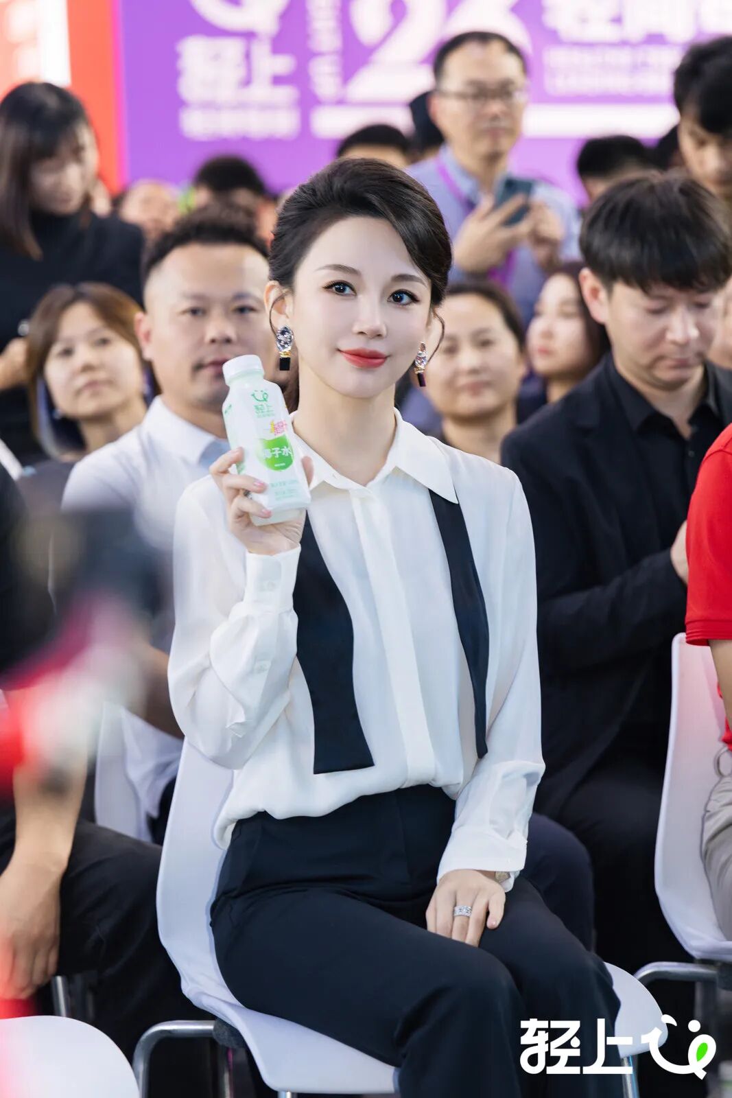 登顶椰子水品类冠军!轻上全渠道精耕,领航健康潮饮新纪元!