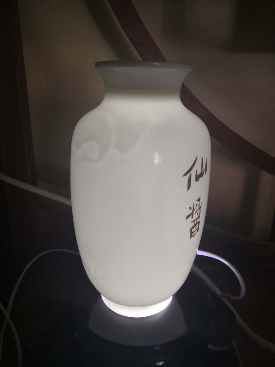 仙酱酒业--酱香酒陶瓷瓶局部.jpg
