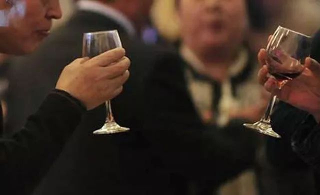 酒局识人术，高手眼中，你早已一丝不挂！