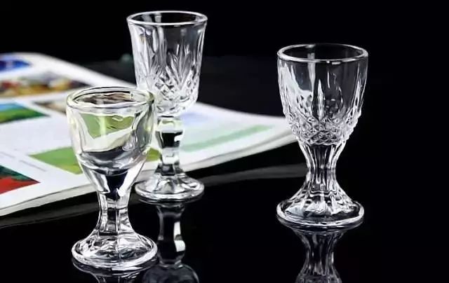 喝白酒，千万不能用这种酒杯！