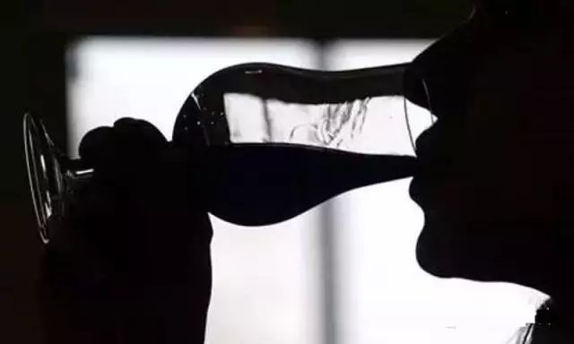 睡前一杯红酒的正确喝法。