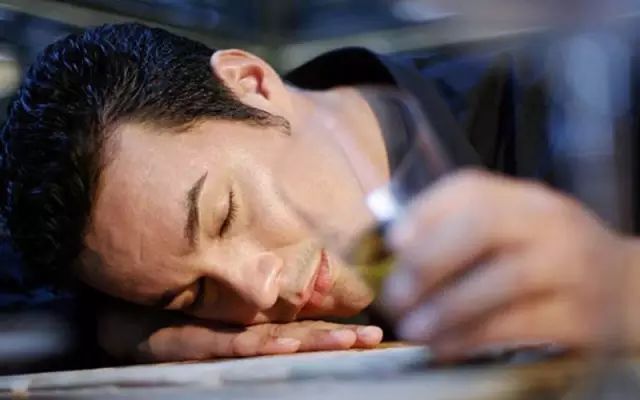 为什么洋酒比白酒更容易上头？