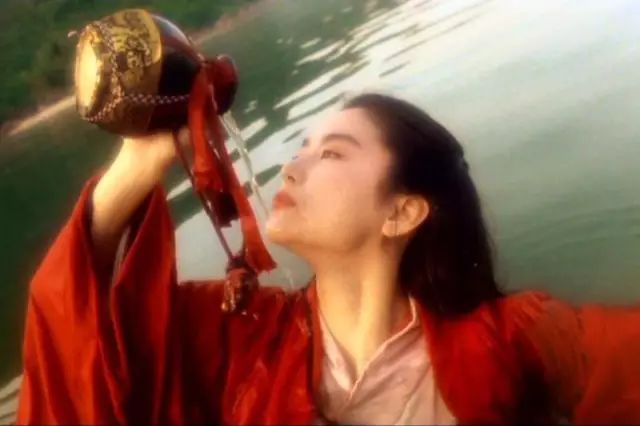 女人喝酒，喝的是情，醉的是爱……