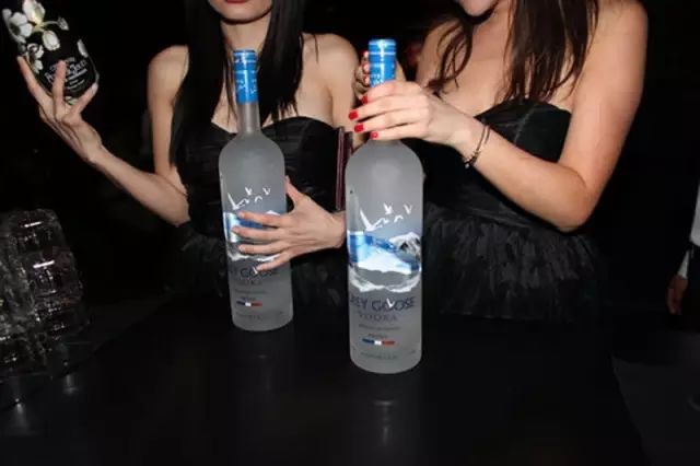 女人喝酒，喝的是情，醉的是爱……