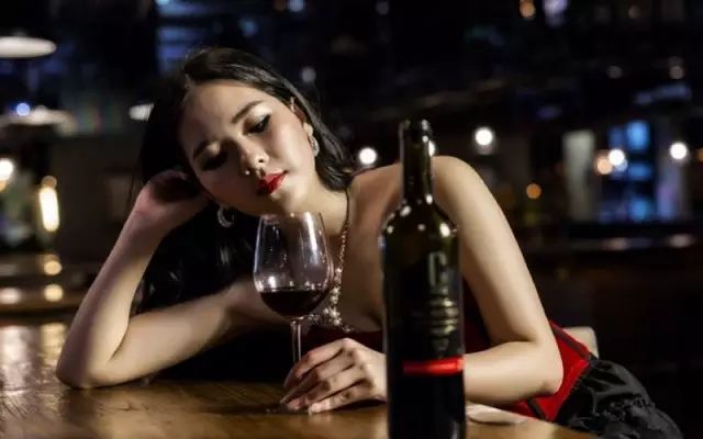 品着人生这杯酒，咀嚼世间的甜酸苦辣