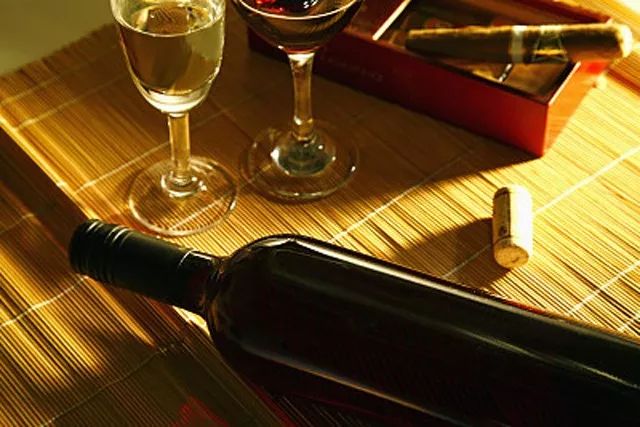 酌一杯酒,共赏风月……