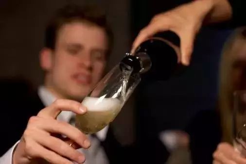 人生就像烈酒，第一批70后已经喝不动了……