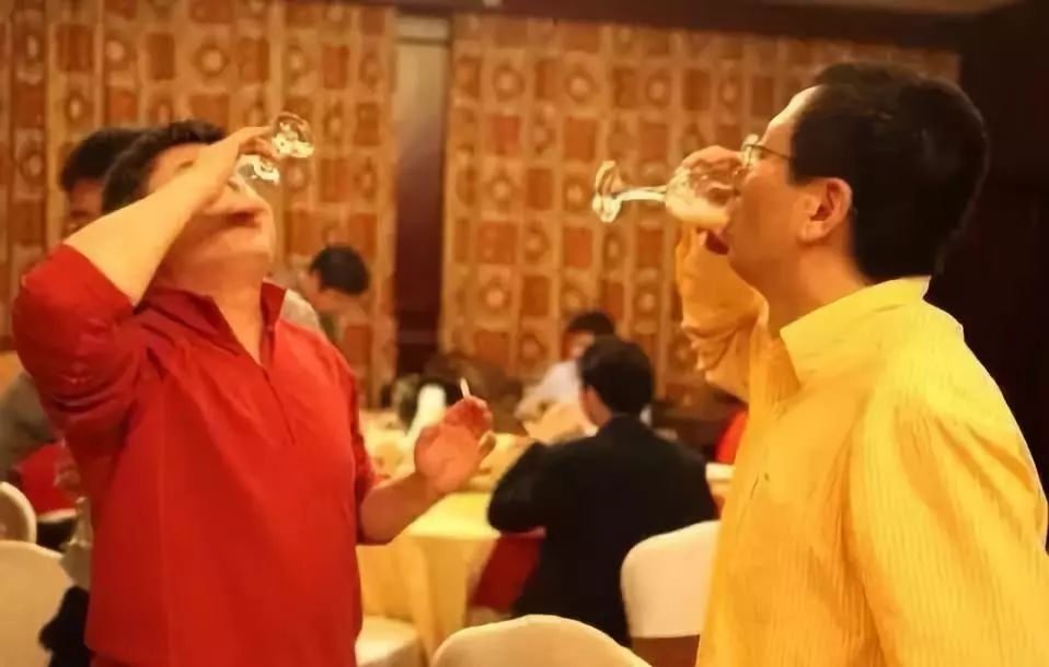 人生就像烈酒，第一批70后已经喝不动了……