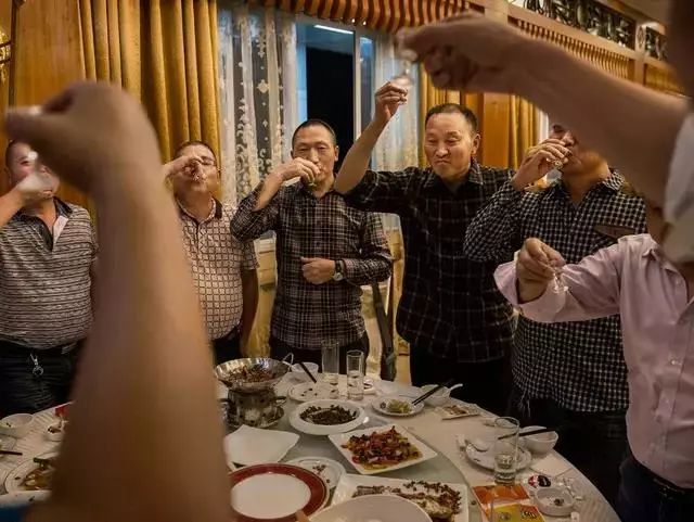 一起喝酒时,谁才是真朋友?
