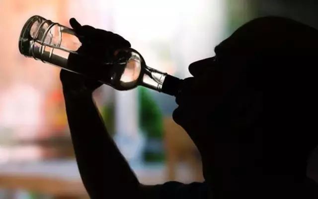 往事，就像一杯酒。