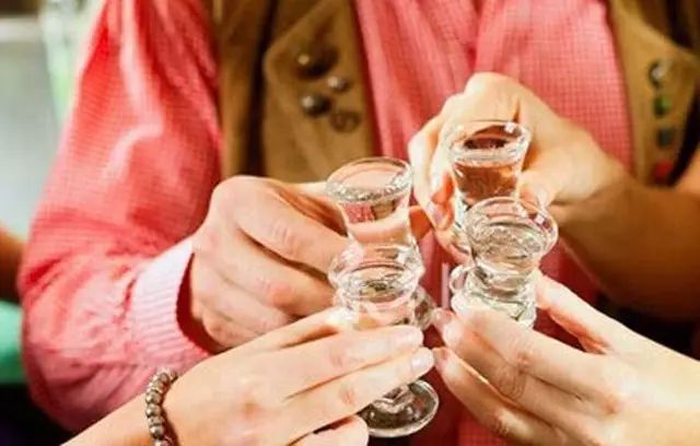 多学酒桌规矩，能减少很多应酬时的尴尬