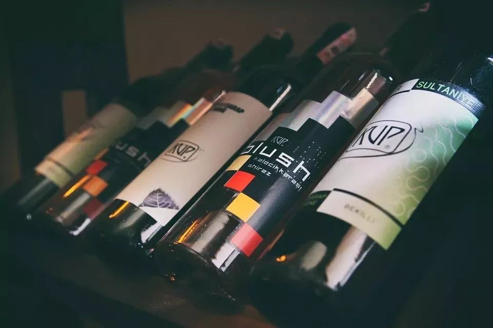 夏天喝葡萄酒,到底要不要冰镇?