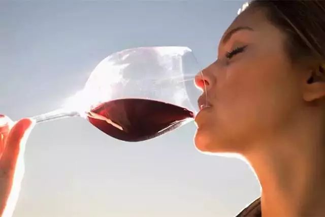 夏天喝葡萄酒,到底要不要冰镇?