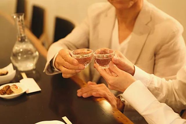 夏天为什么一定要喝点白酒？这名中医世家给出最好的解读！