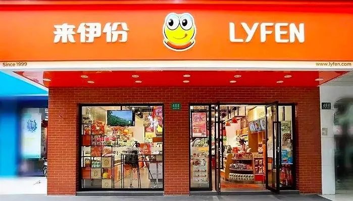 百草味首家加盟店开业，零食品牌线下“追逐战”再迎劲敌