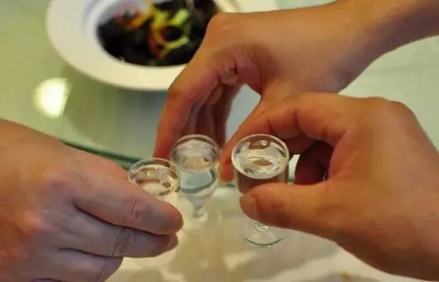 酒桌上的斟酒礼仪,快快学起来!