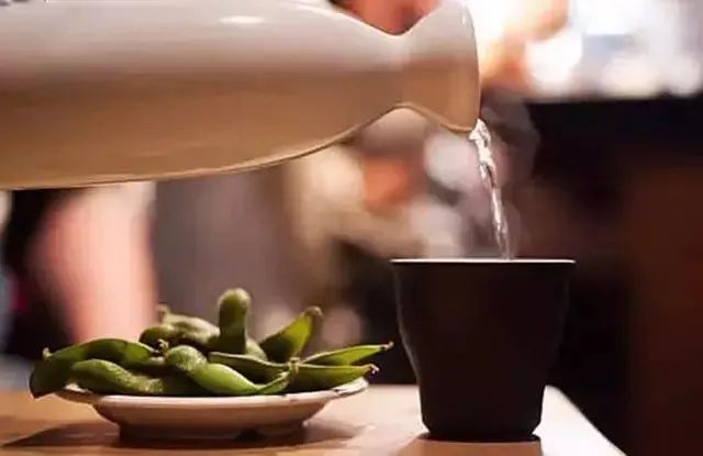 酒局中的第一杯，应该怎么喝？