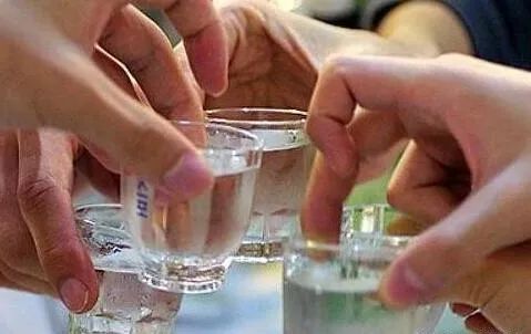 酒局中的第一杯，应该怎么喝？