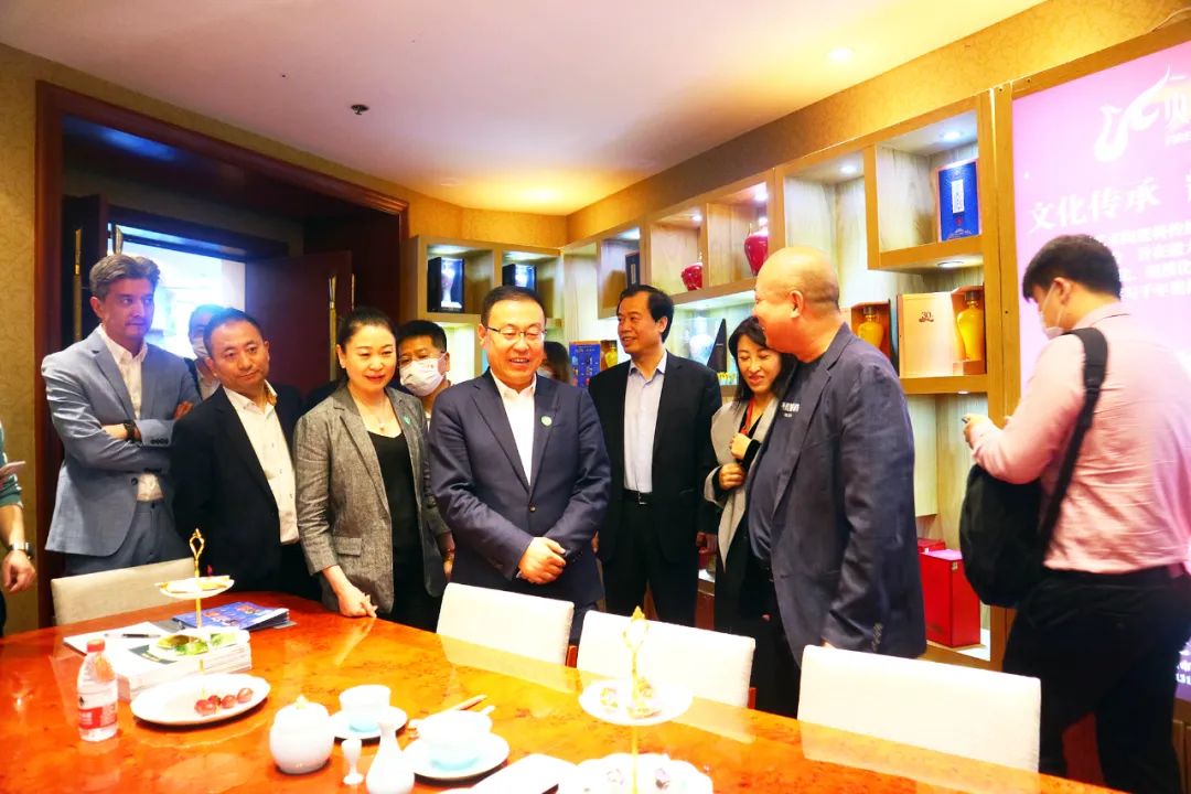 两大单品首登春糖,且看国花瓷西凤酒平步青云