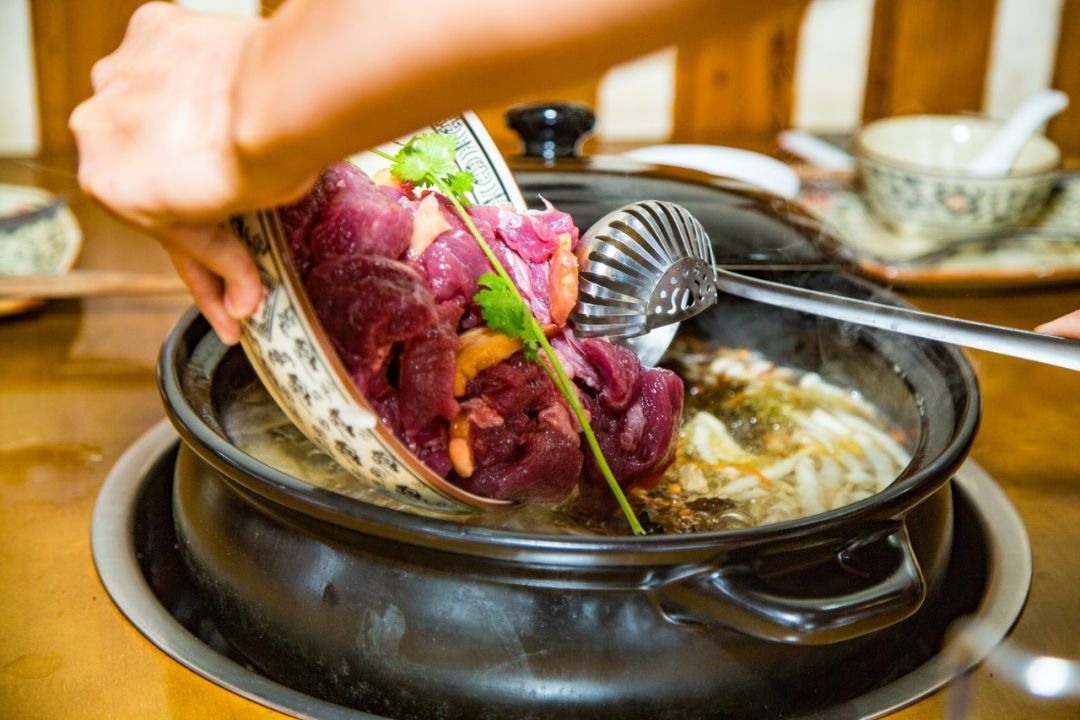 策划案例:这家餐厅疯了,去年逆势狂开50店