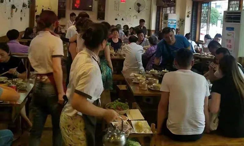 策划案例:这家餐厅疯了,去年逆势狂开50店