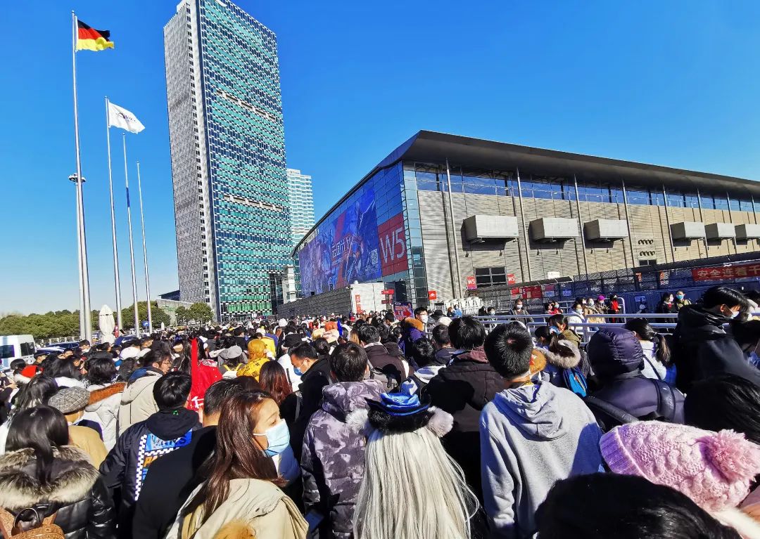 牛年就喝牛角瓶，伊利伊然吹响牛年营销号角