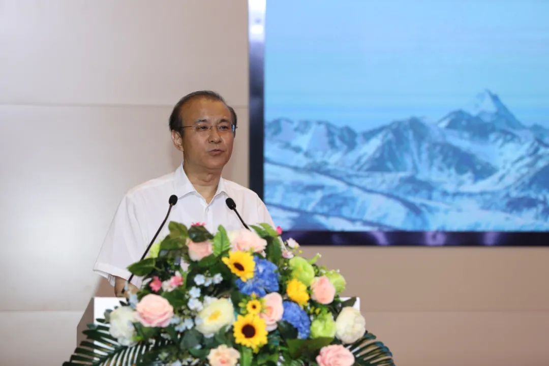 冬奥伙伴走进伊利，共启北京冬奥会倒计时200天新征程