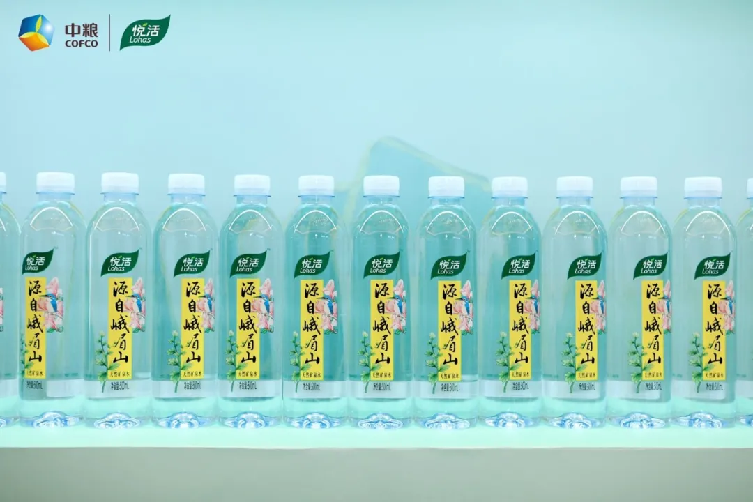 怡宝大包装水再添新成员，光明上新益菌多小蓝瓶