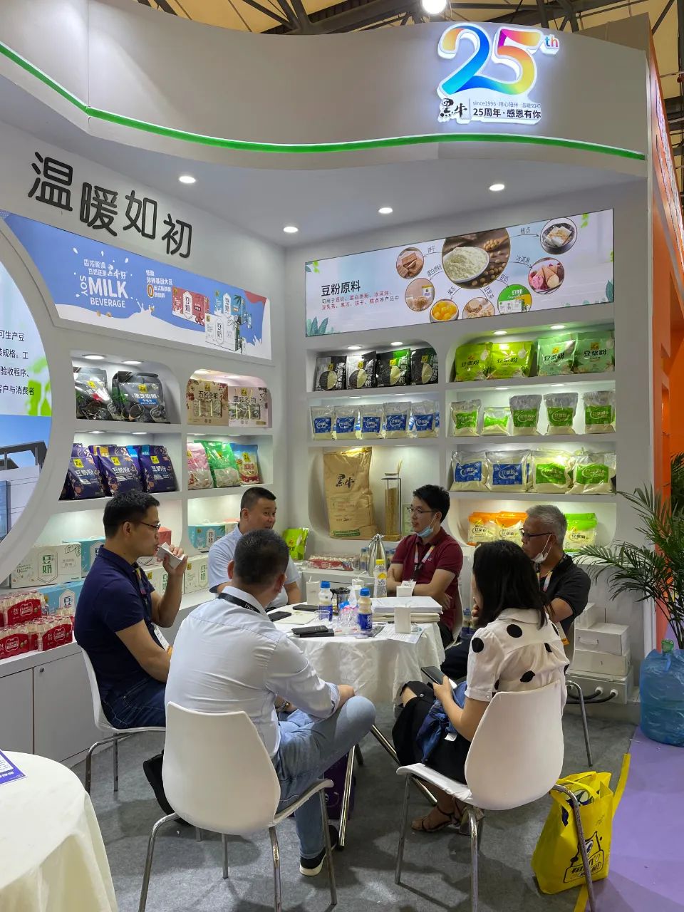 黑牛食品首现上海“中食展”，新品豆奶饮料等备受关注