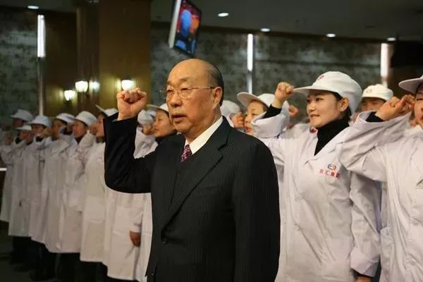 80岁万隆的“屠夫”生涯:与市场较量,与资本过招!