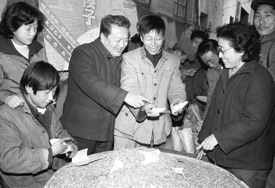 洽洽陈先保：一颗瓜子嗑出270亿市值，155亿身家