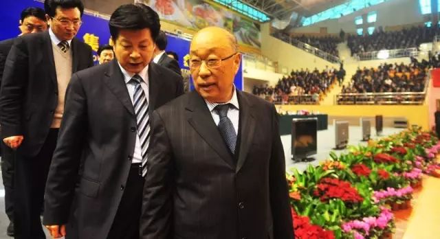 一夜之间赔光121亿，“逆风翻盘”的万隆丨食业人物